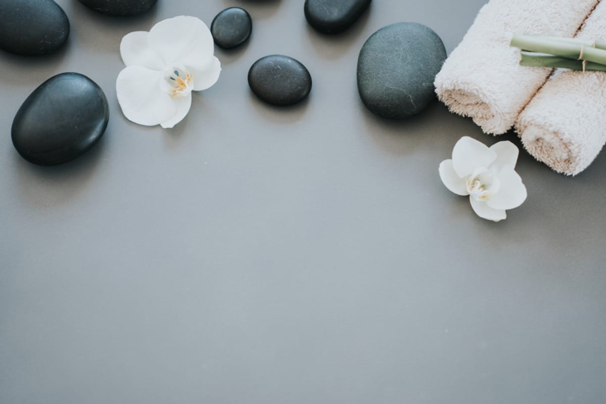 Piedras zen, toallas y orquídeas