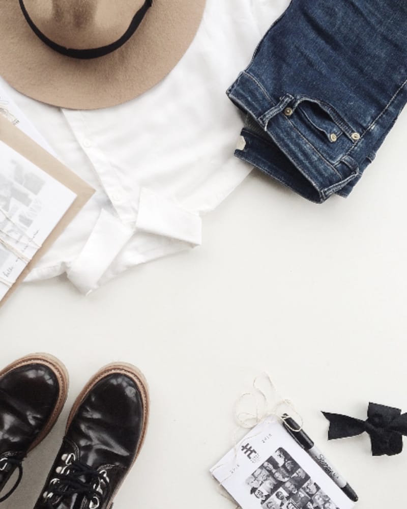 Camisa blanca con jeans y zapatos negros