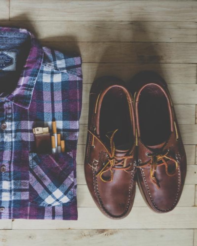 Camisa de franela a cuadros con zapatos de cuero