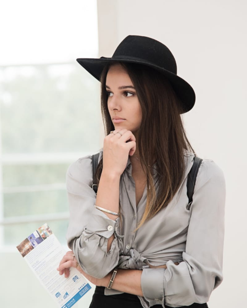 Mujer con sombrero y blusa clara