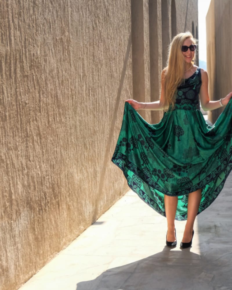 Mujer con vestido verde en un callejón