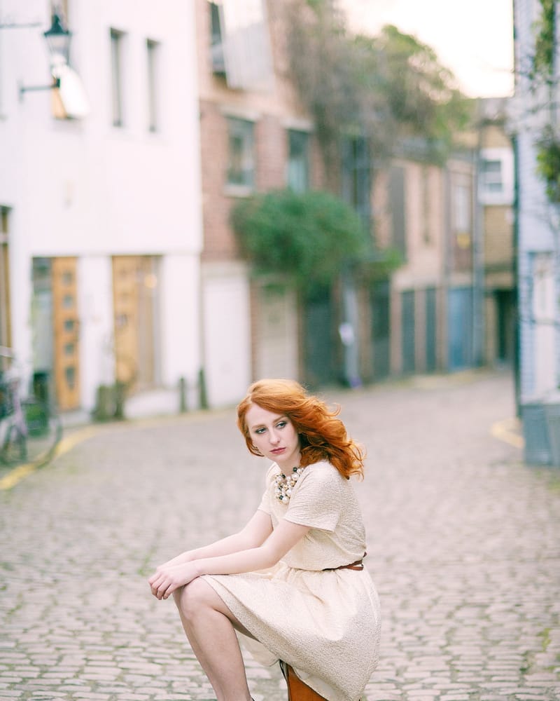 Mujer con vestido crema en la calle