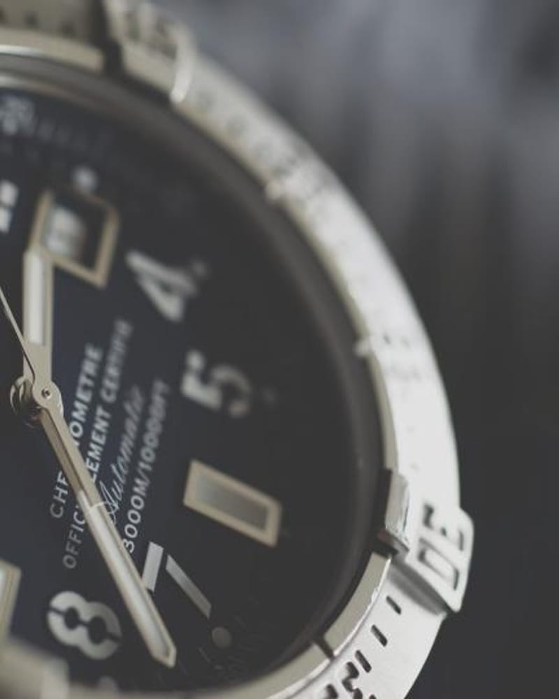 Reloj de acero con esfera negra