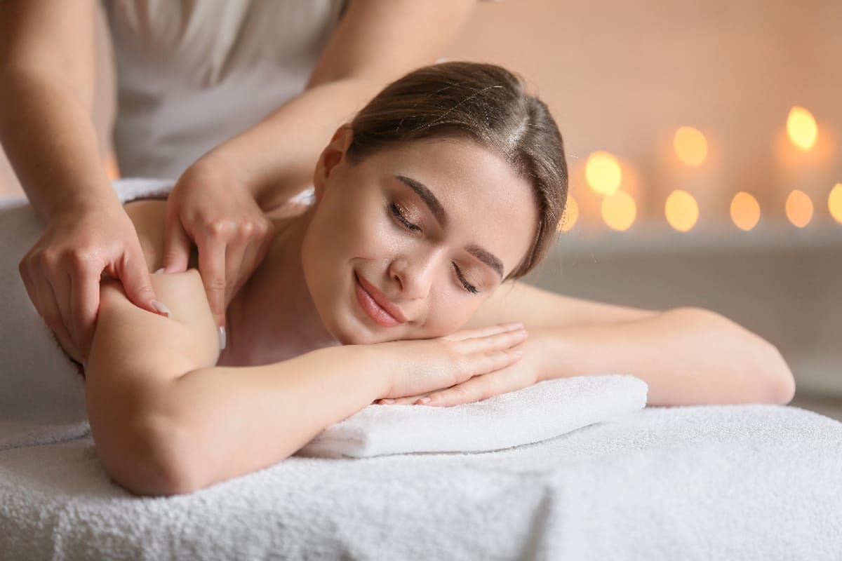 Mujer recibiendo un masaje relajante
