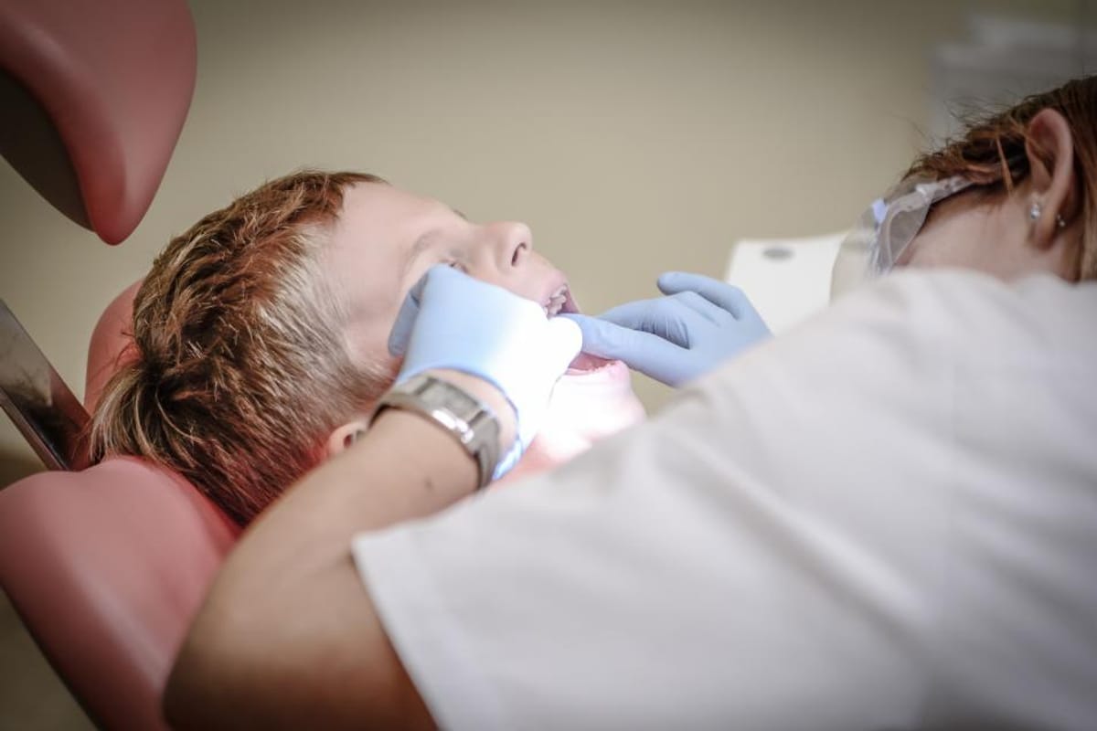 Dentista atendiendo a un paciente