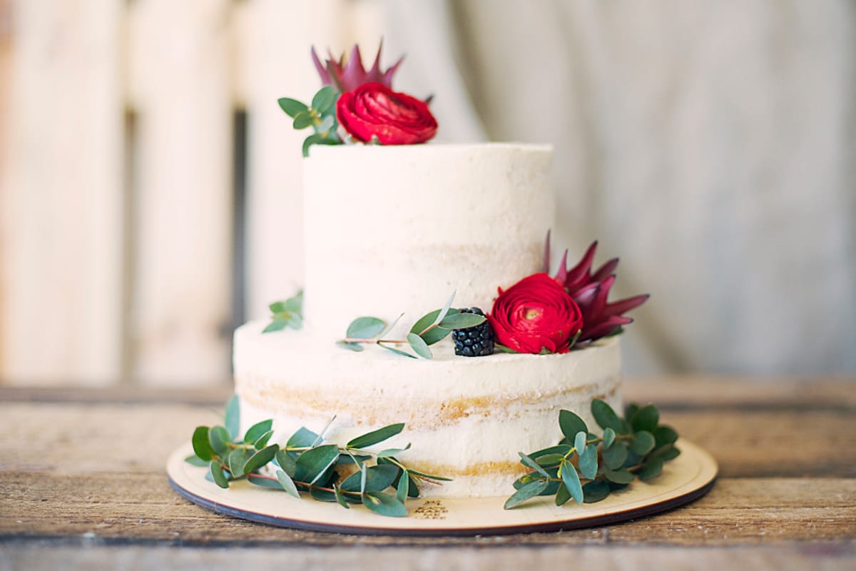 Pastel decorado con flores