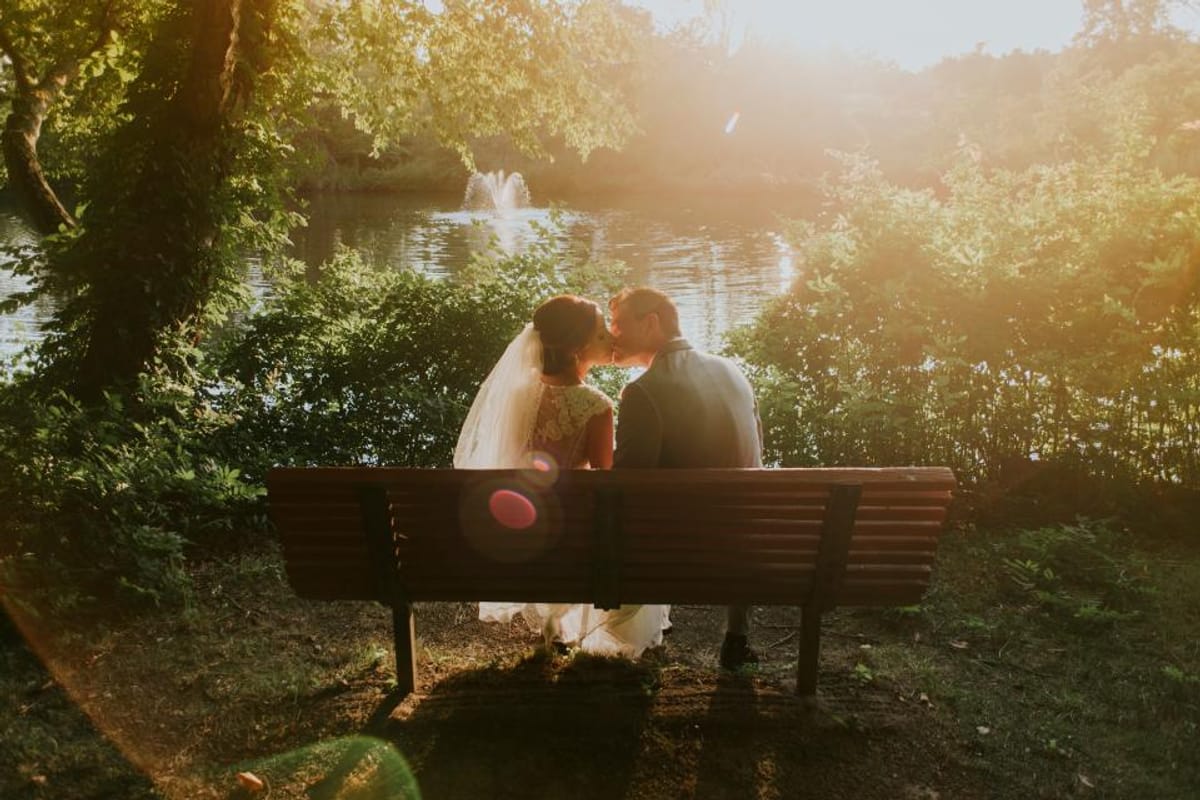 Pareja de novios en un jardín