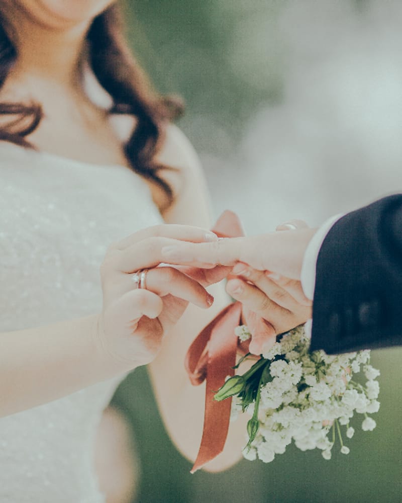 Pareja tomada de la mano