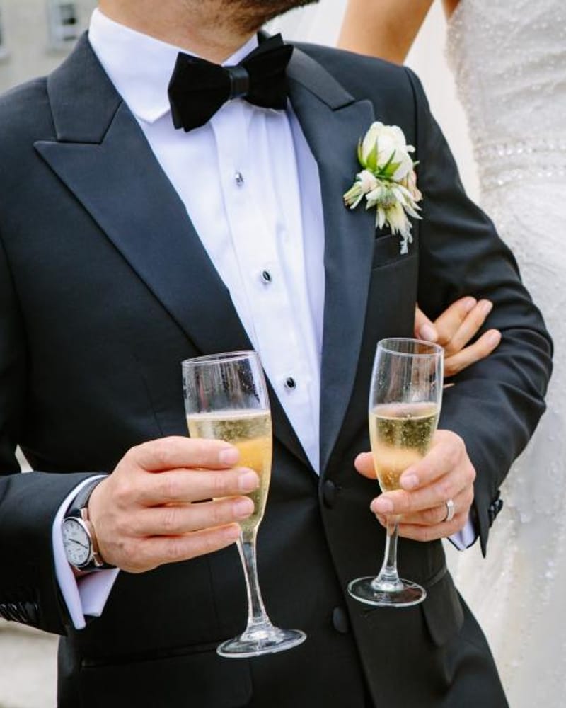 Brindis de novios con champaña