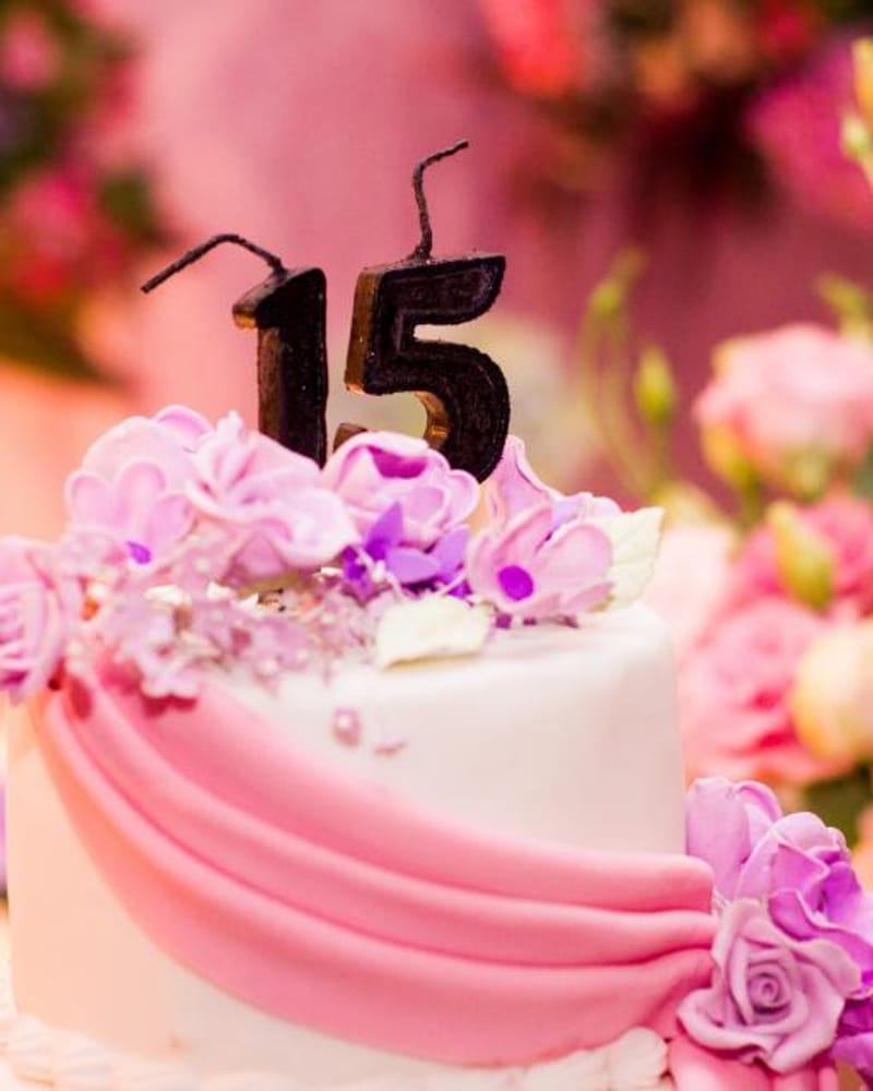 Pastel de XV años con flores