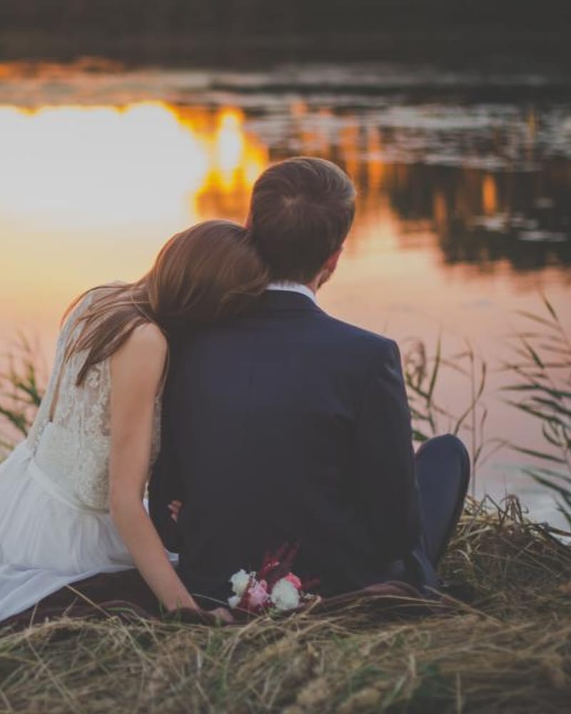 Pareja frente al atardecer