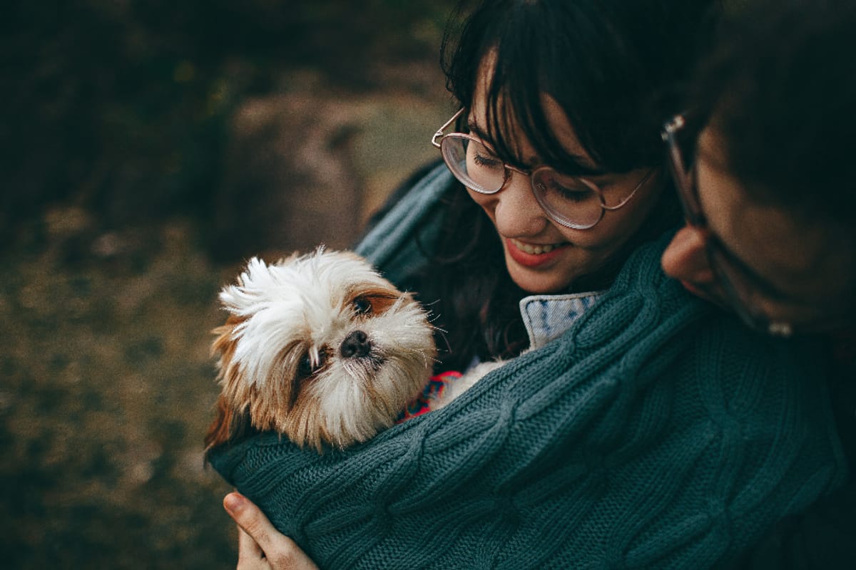 Persona abrazando a su perro