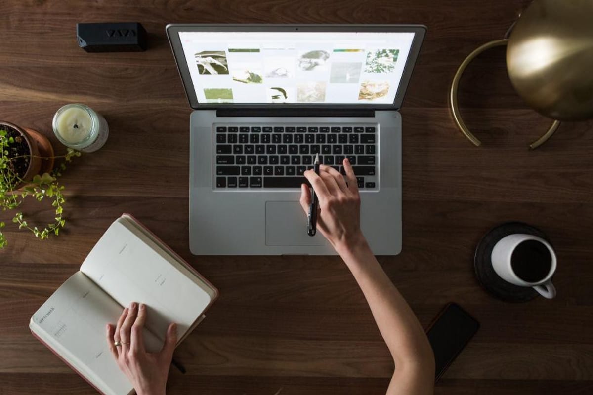 Laptop con métricas de redes sociales