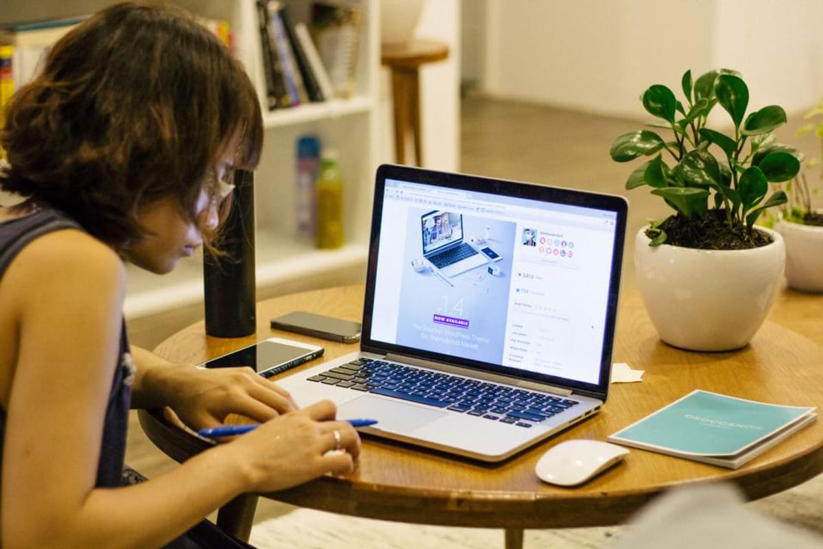 Mujer trabajando con su laptop
