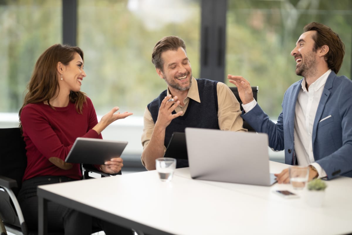Equipo trabajando en una reunión