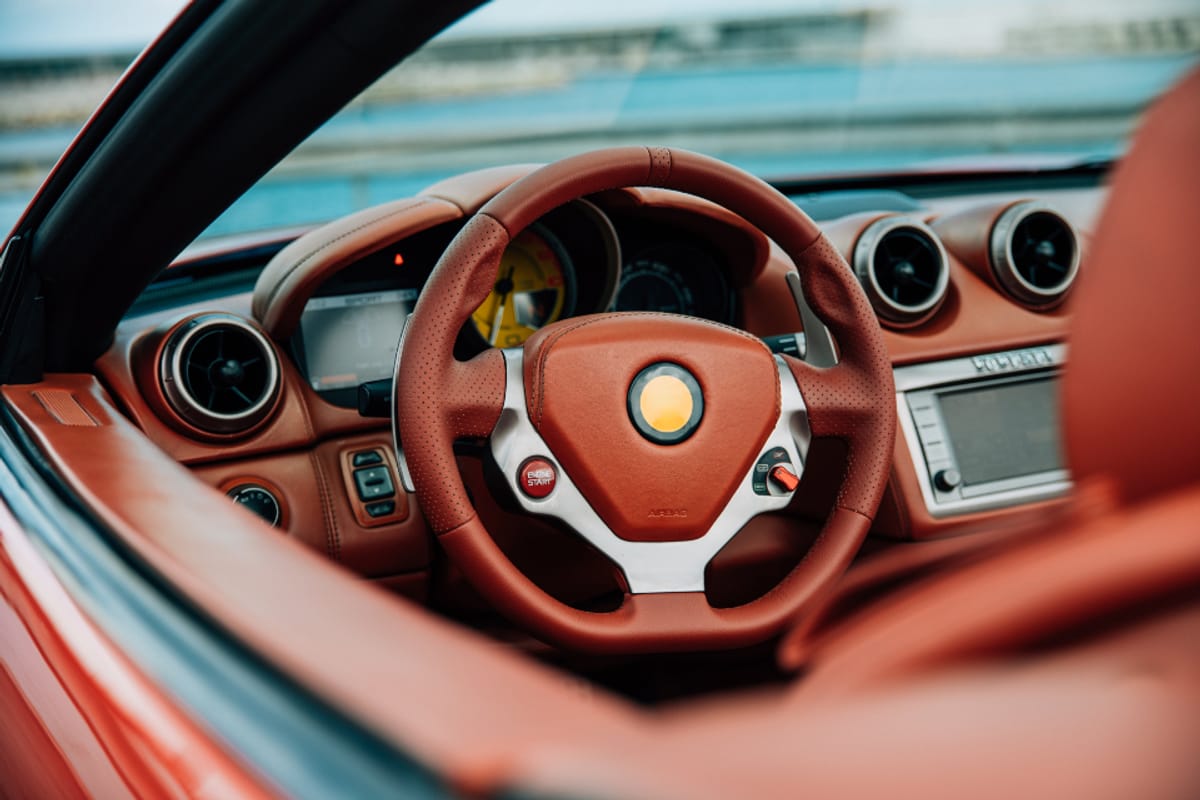 Interior y volante de un auto