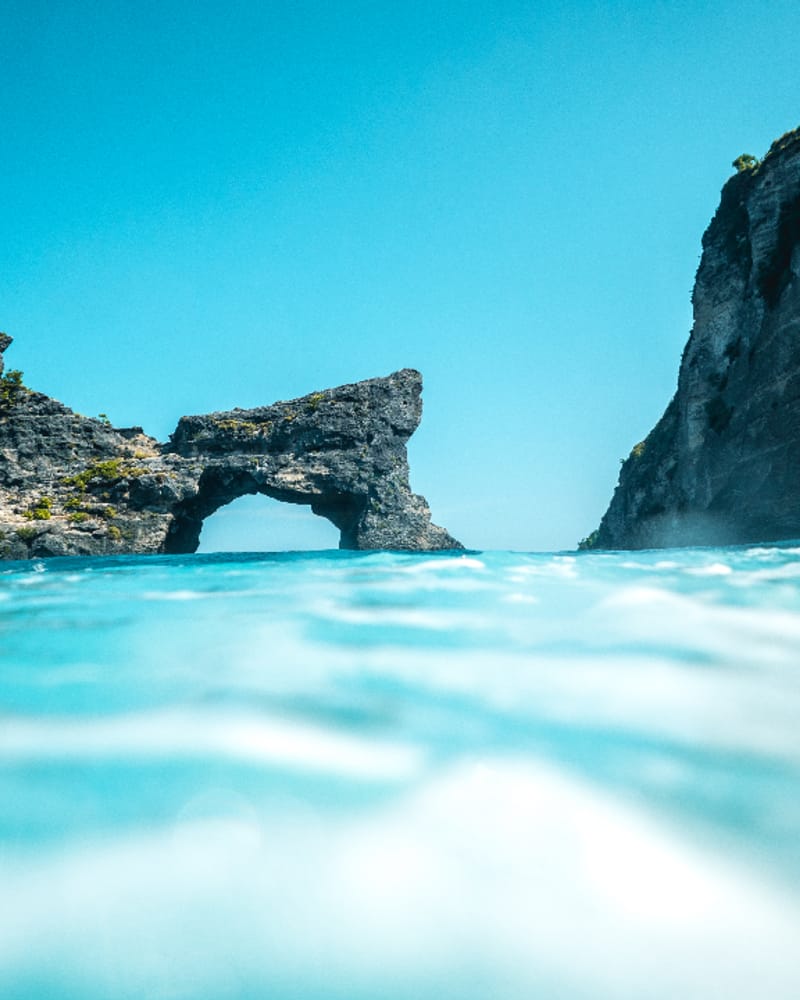 Calas de agua turquesa entre acantilados