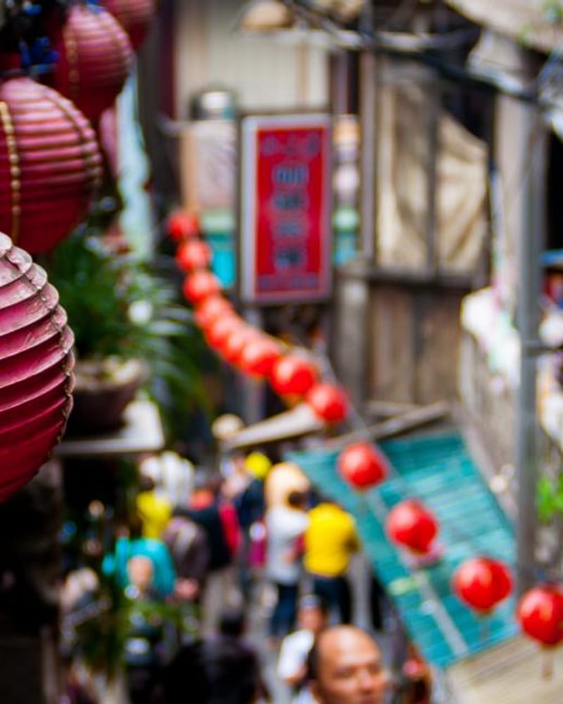 Calle con faroles rojos en Asia