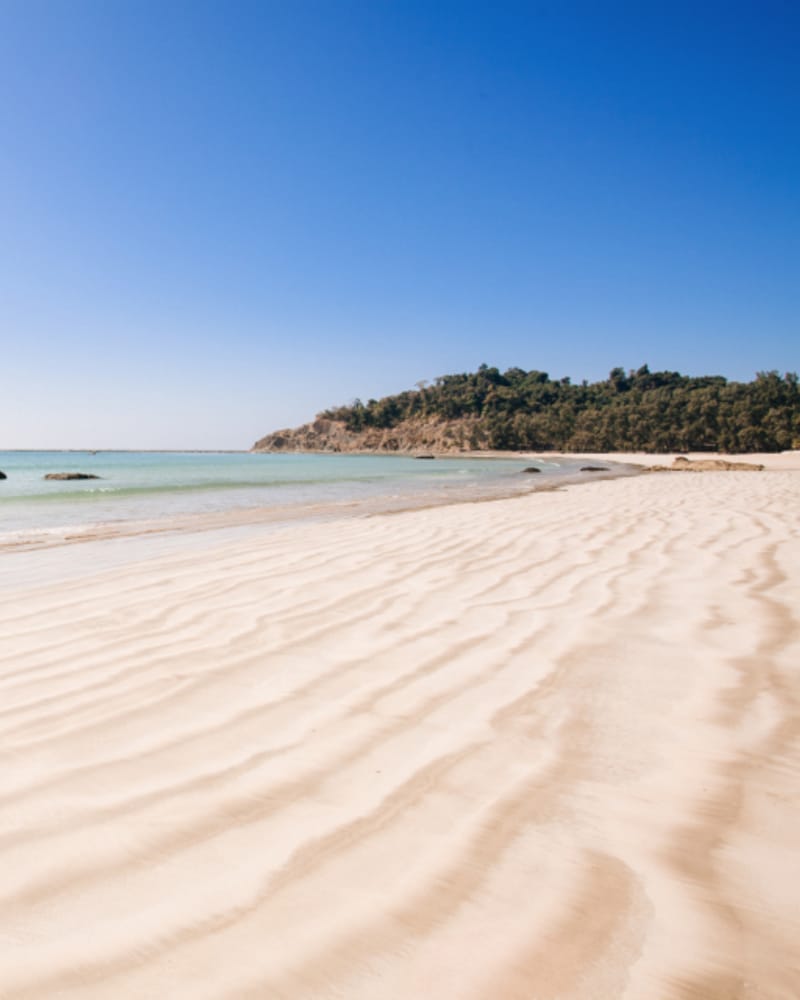 Playa de arena blanca y cielo azul
