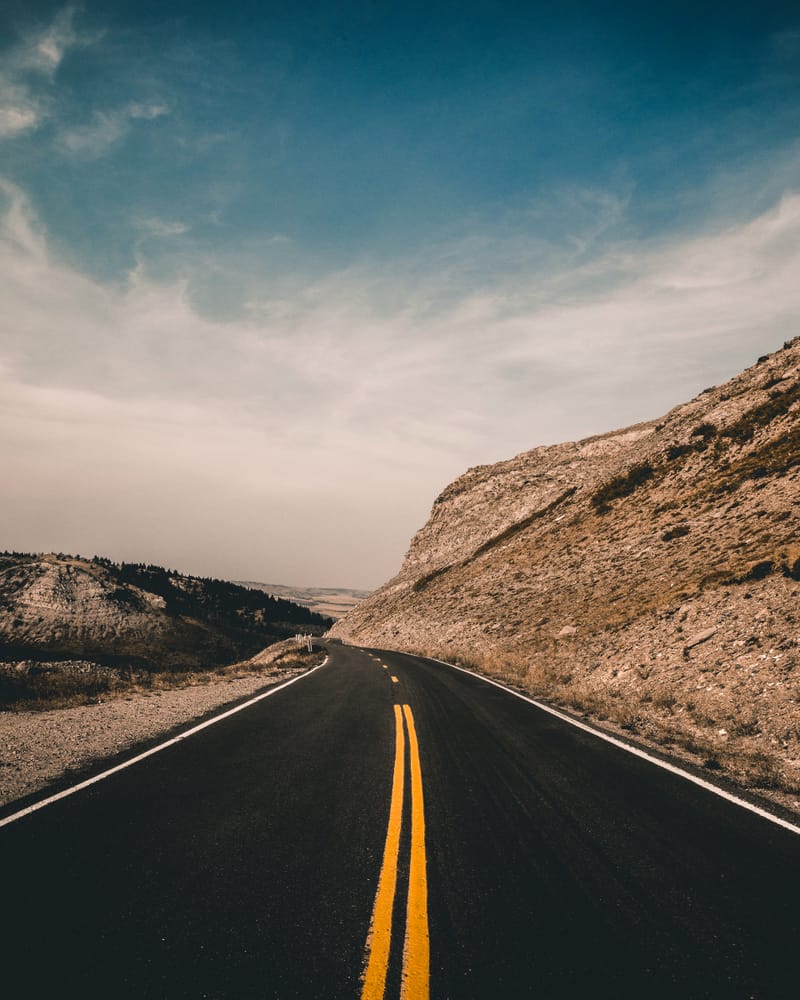Carretera entre montañas desérticas