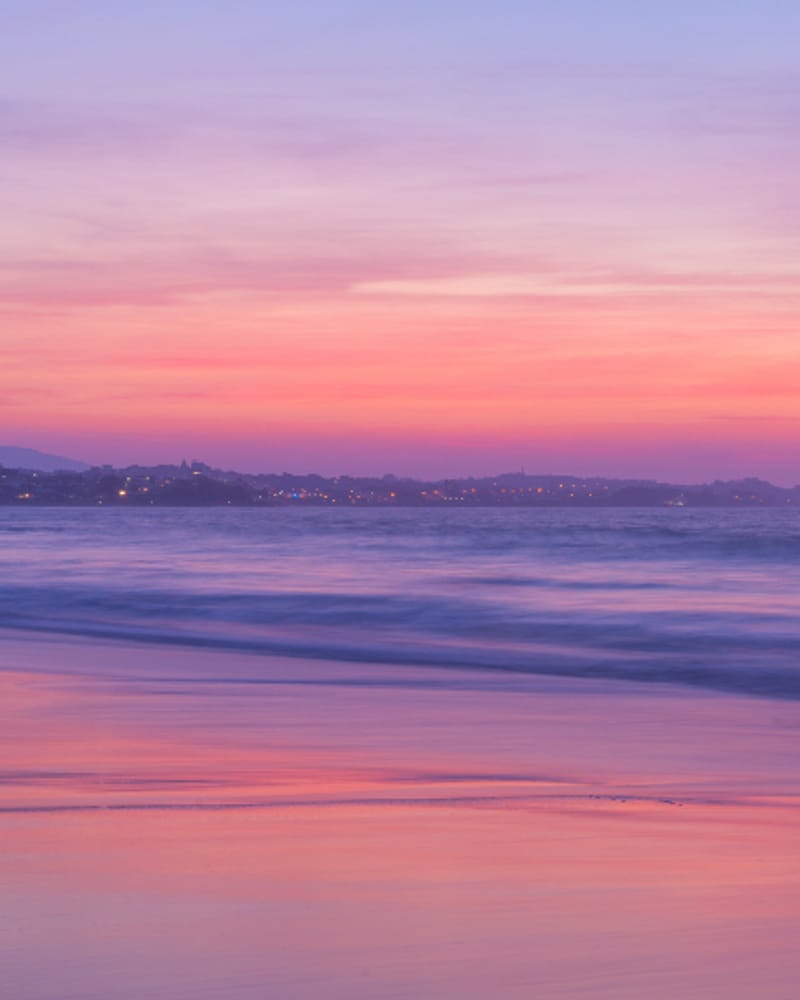 Atardecer rosado sobre el mar