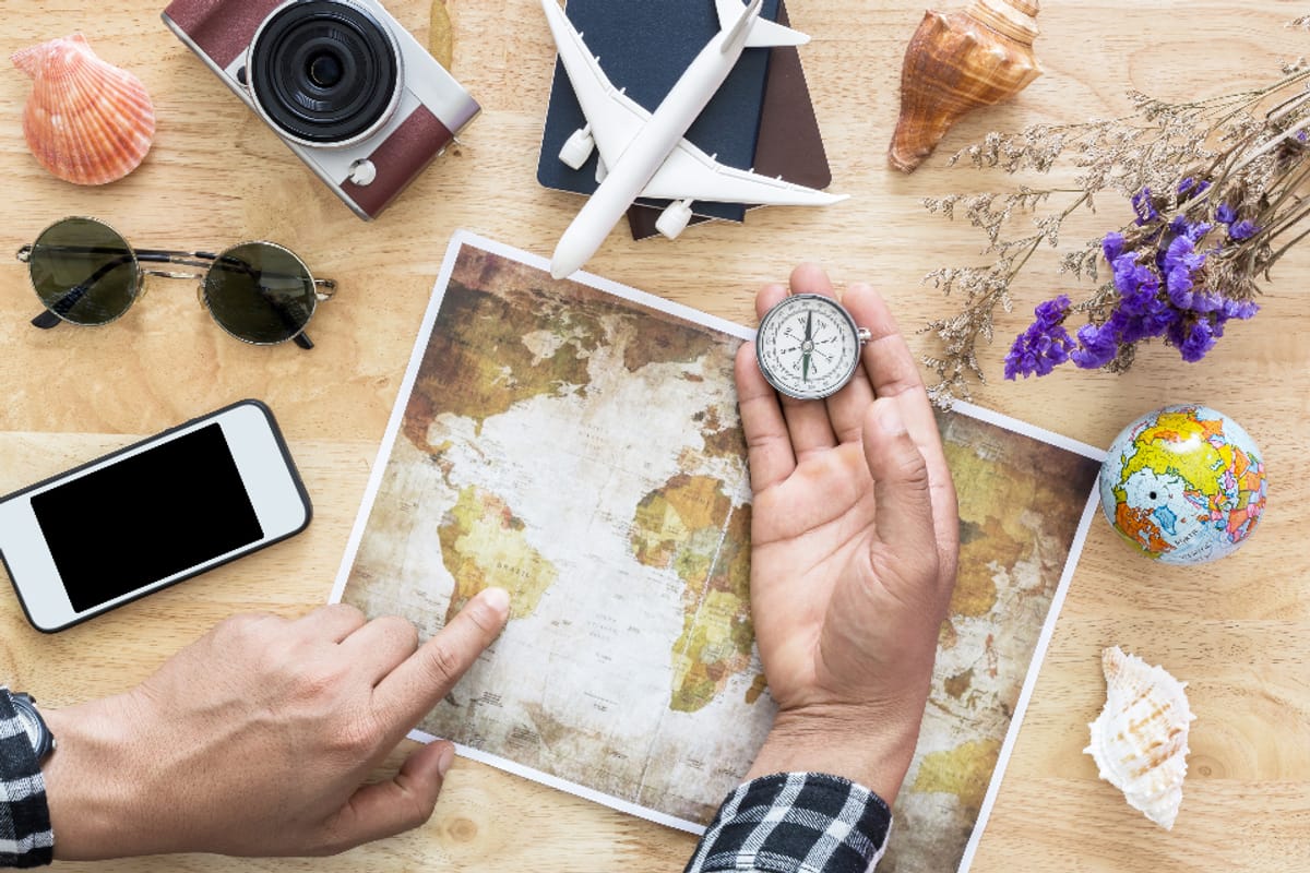 Mapa, cámara y pasaporte sobre una mesa